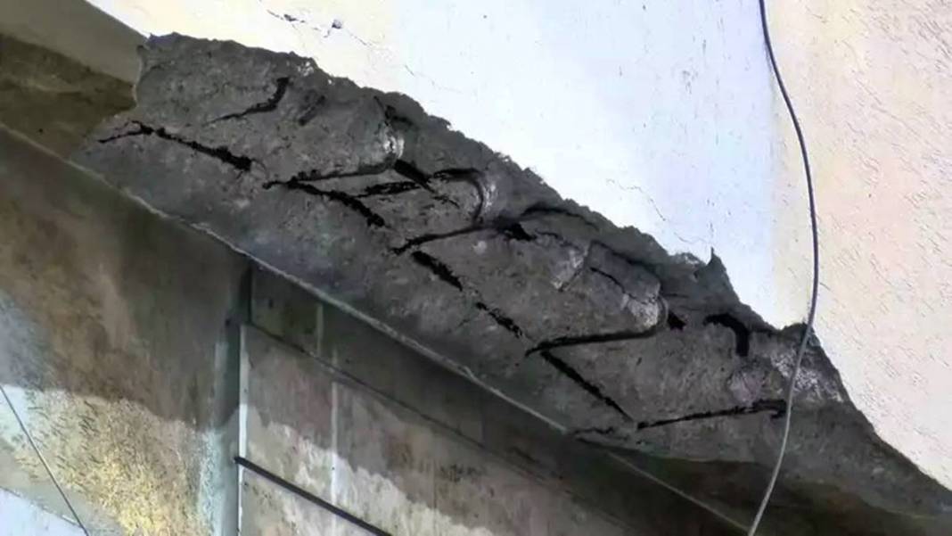 Dökülen binanın önünden geçmeye dahi korkarken istenen kira bedeli 'Pes' dedirtti! Resmen 60 yıllık 'tabutta' yaşıyorlar 7